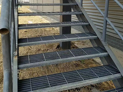 鍍鋅踏步板在工業(yè)建筑中的安裝優(yōu)勢